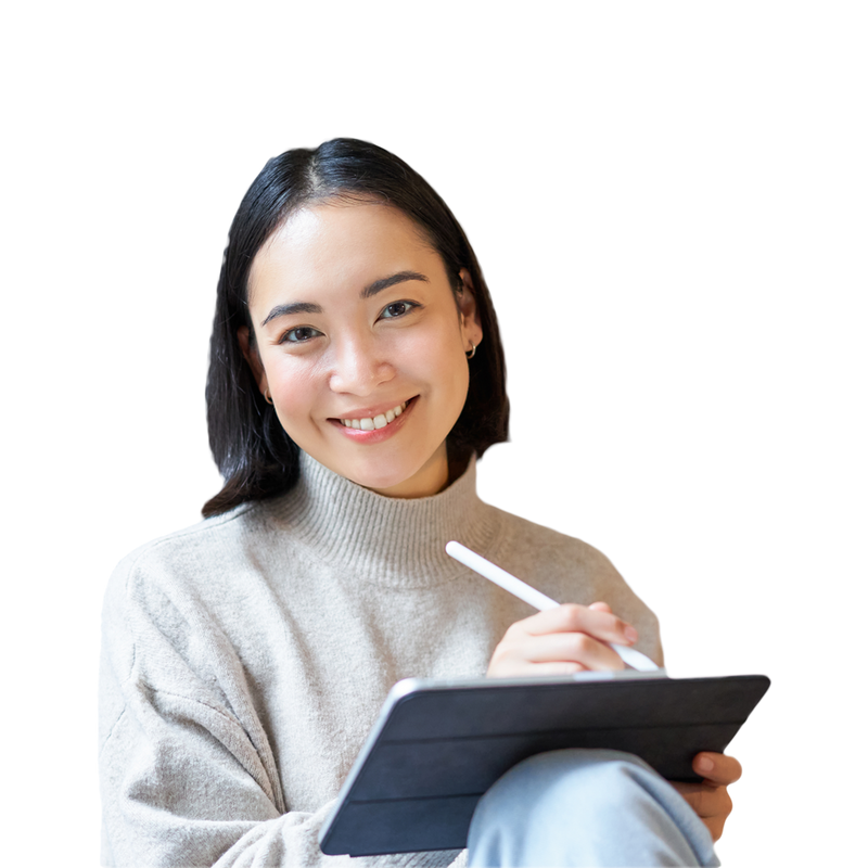 Perempuan memegang tablet sambil membuat catatan
