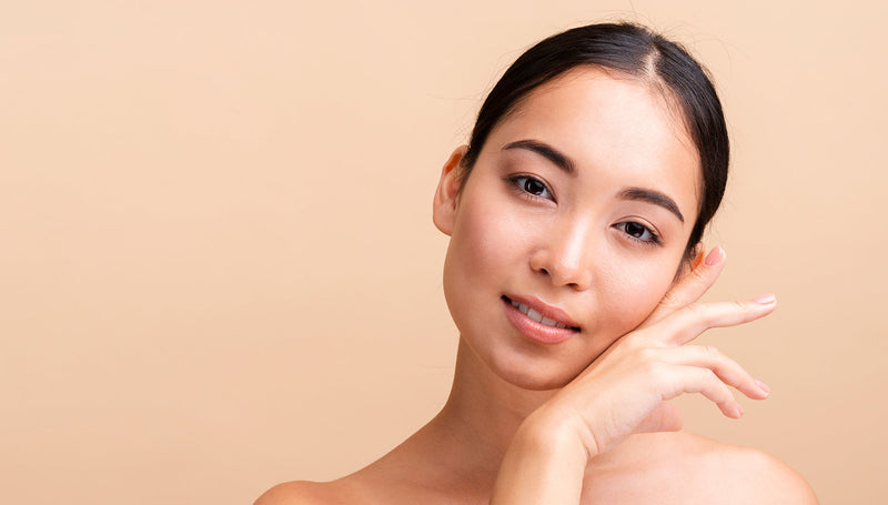 Potret perempuan dengan tangan di samping wajah