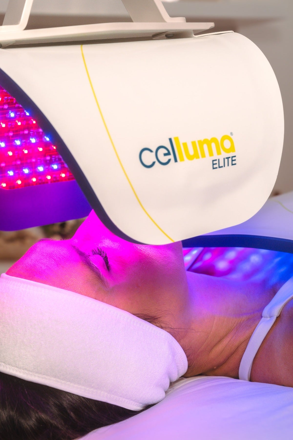 Original Celluma ELITE treatment photograph with the flexible LED panel on its stand
