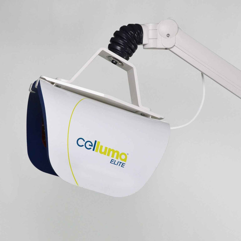 Panel Celluma ELITE putih terpasang pada lengan penyangga yang dapat diatur