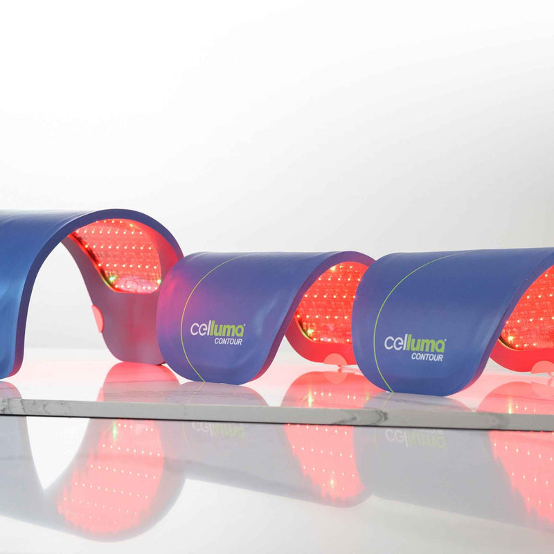 Tiga panel LED Celluma CONTOUR yang melengkung dan menyala di atas meja