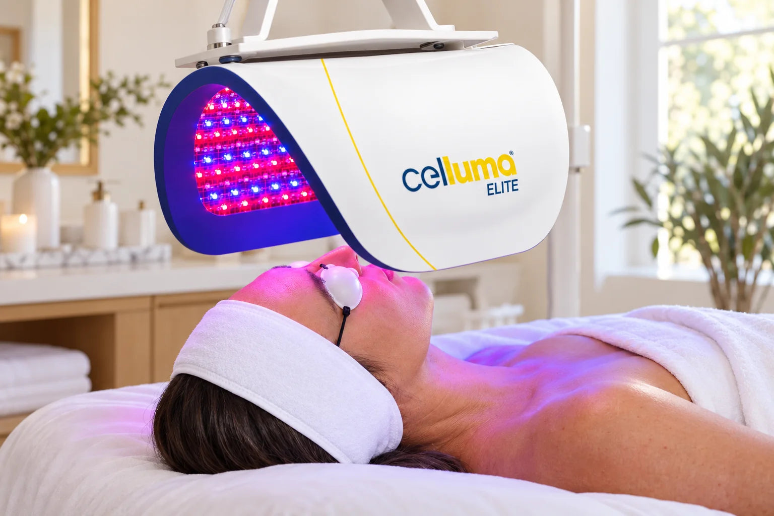 女士佩戴护目罩,使用 Celluma ELITE 进行面部 LED 光疗