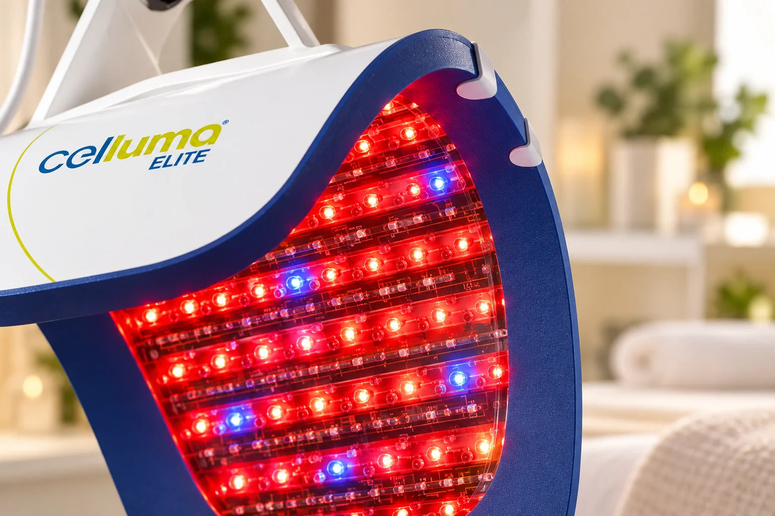 Tampilan dekat LED biru dan merah pada panel terapi cahaya Celluma ELITE yang fleksibel
