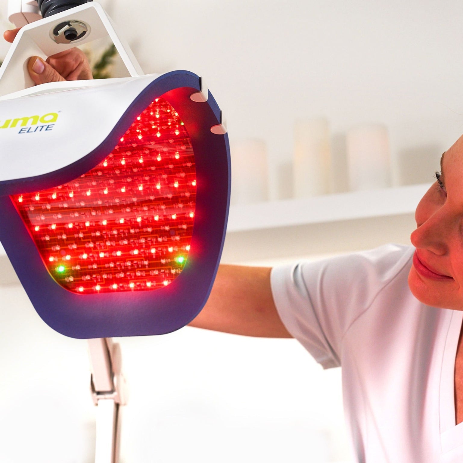 The professional Celluma ELITE LED machine featuring medical-grade LEDs and a large treatment area. Utilizing 465nm blue, 640nm red, and 880nm near-infrared light, this articulated-arm system is the gold standard in Singapore for non-invasive aesthetic and medical recovery treatments.