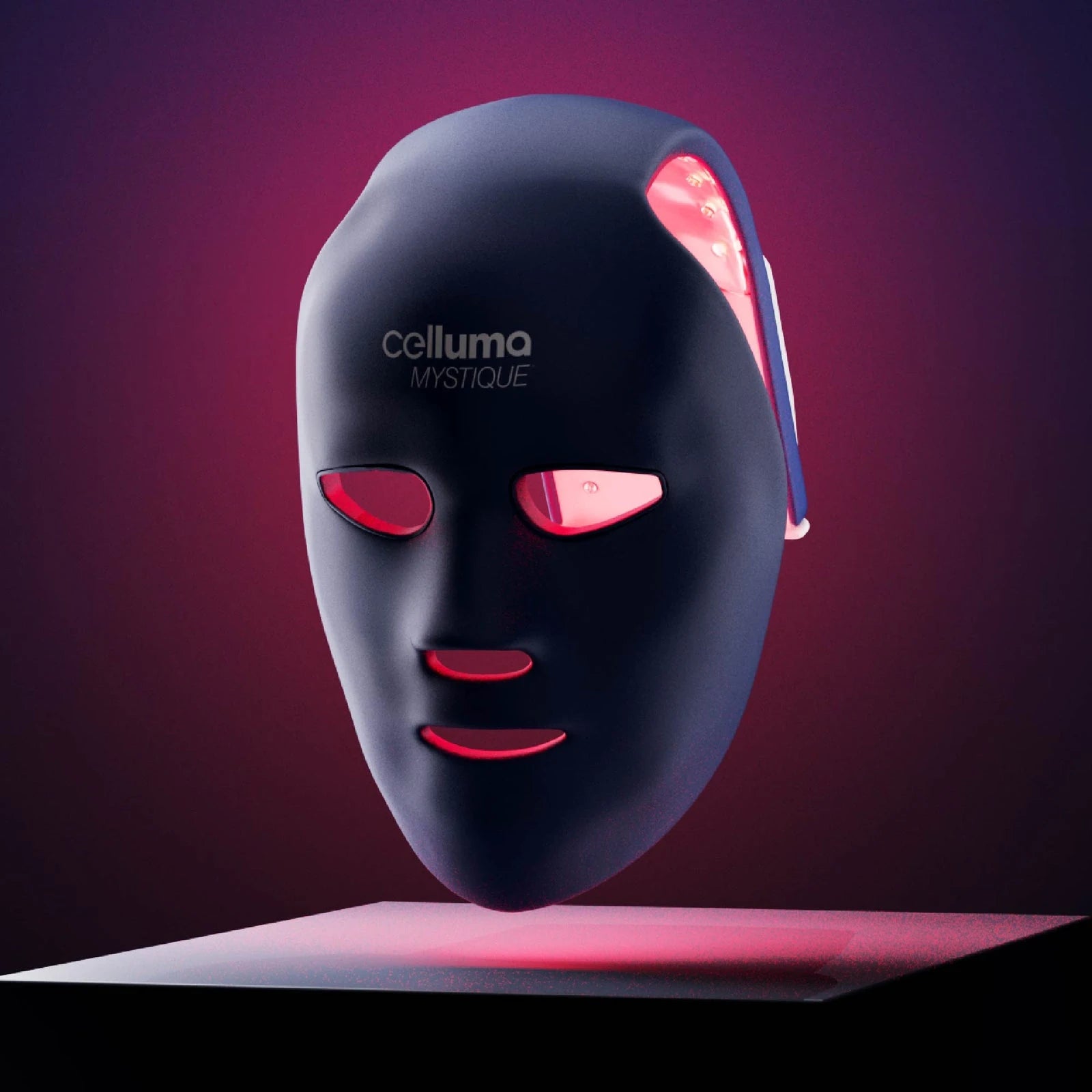 Masker Celluma MYSTIQUE dengan cahaya merah dan bagian kulit kepala terlihat